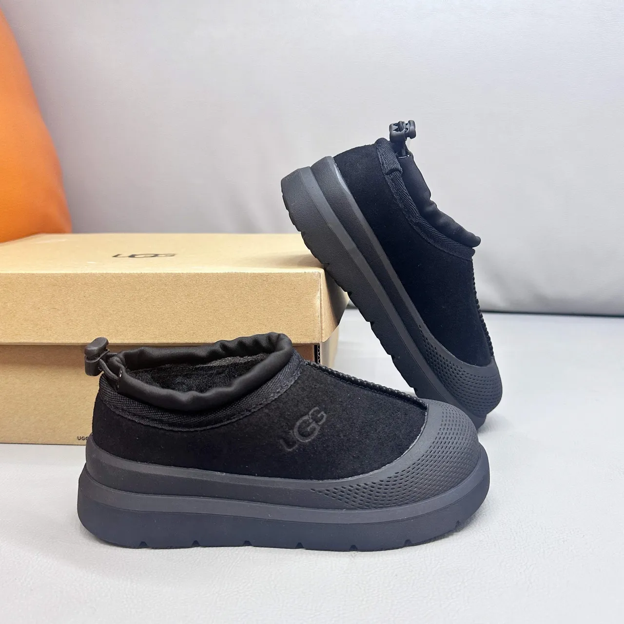 UGG Tasman 黑色一脚蹬平台雪靴 23