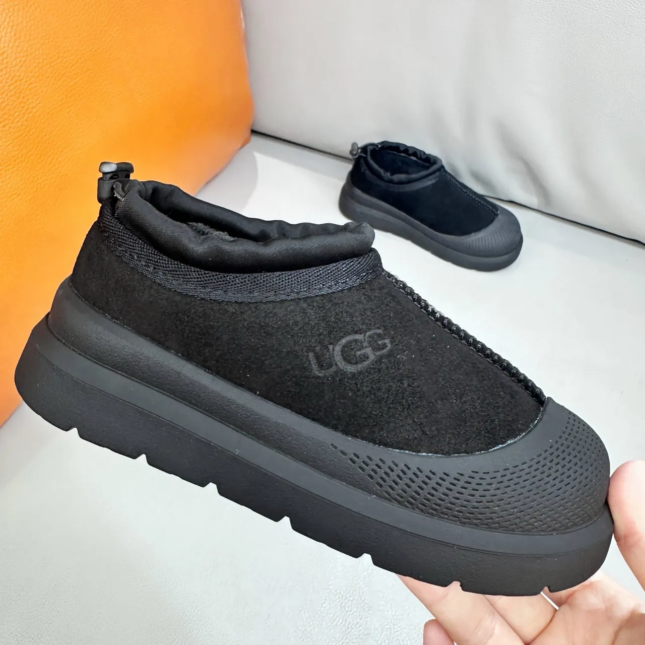 UGG Tasman 黑色一脚蹬平台雪靴 24
