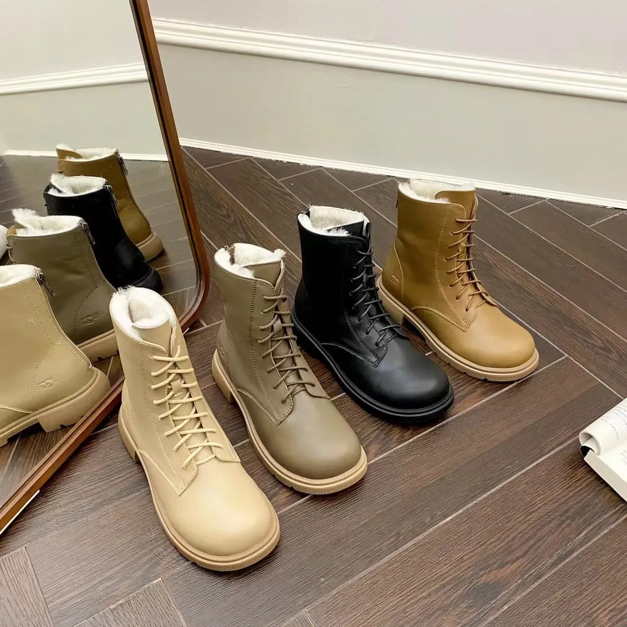 Botines à la cheville UGG Tasman noir et blanc à lacets doublées en shearling 2