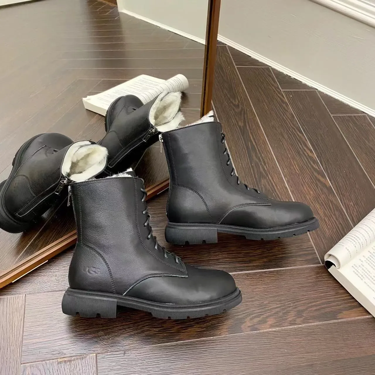 Botines à la cheville UGG Tasman noir et blanc à lacets doublées en shearling 3