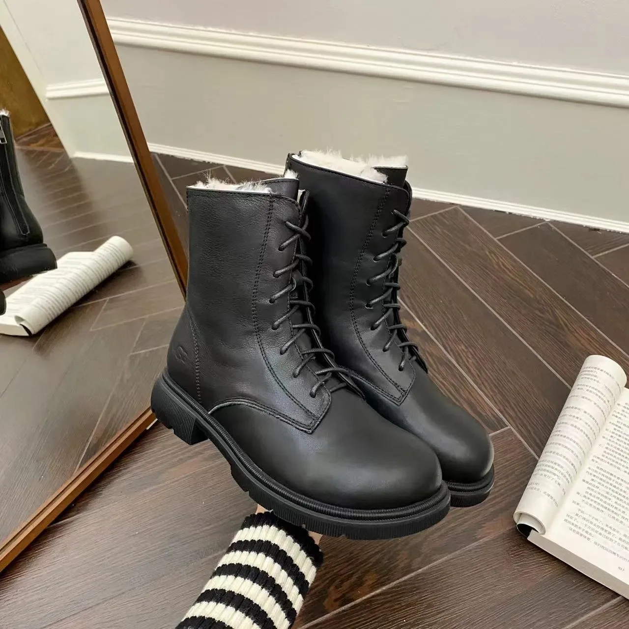 Botines à la cheville UGG Tasman noir et blanc à lacets doublées en shearling 4