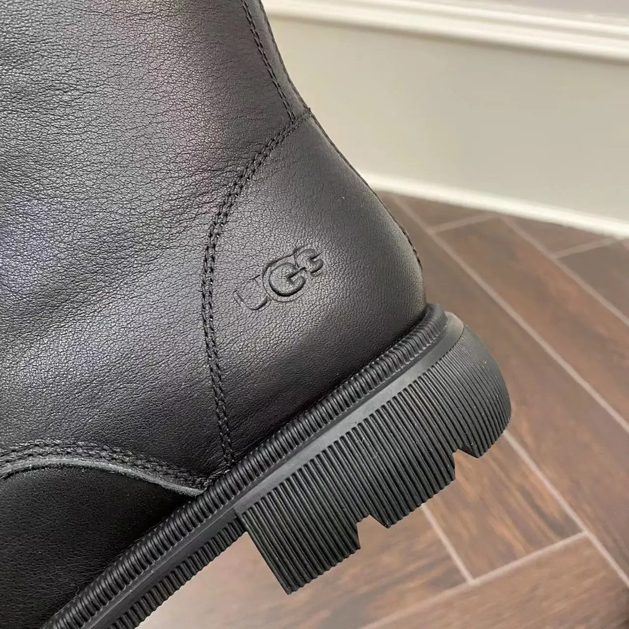 Botines à la cheville UGG Tasman noir et blanc à lacets doublées en shearling 6