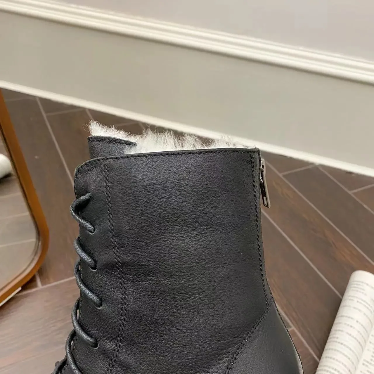 Botines à la cheville UGG Tasman noir et blanc à lacets doublées en shearling 7