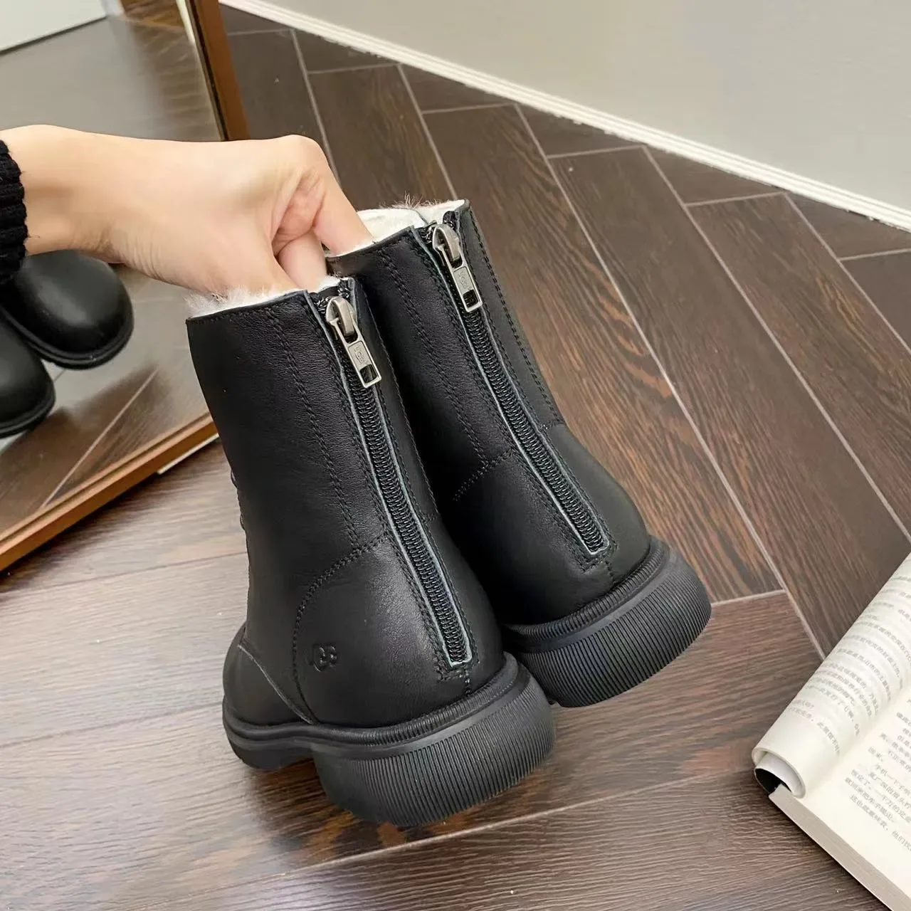 Botines à la cheville UGG Tasman noir et blanc à lacets doublées en shearling 8
