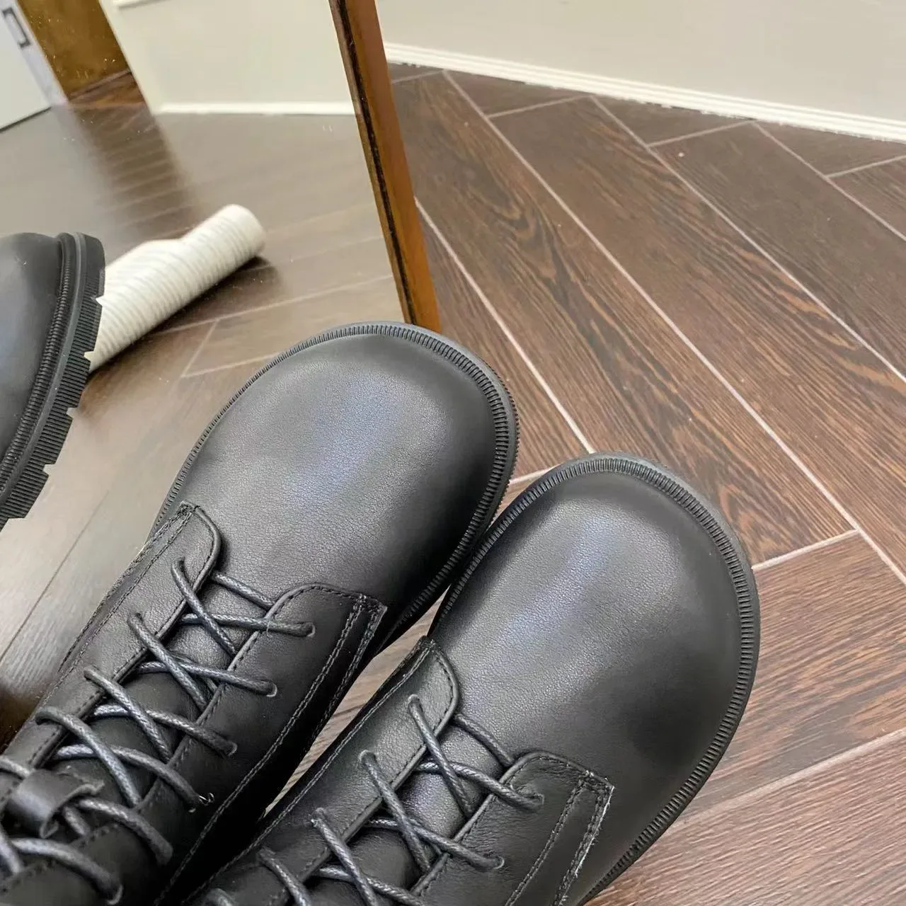 Botines à la cheville UGG Tasman noir et blanc à lacets doublées en shearling 9