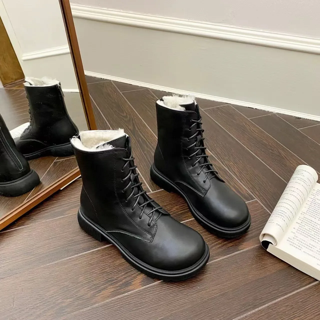 Botines à la cheville UGG Tasman noir et blanc à lacets doublées en shearling 10