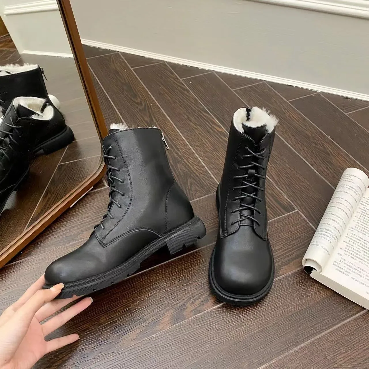 Botines à la cheville UGG Tasman noir et blanc à lacets doublées en shearling 11