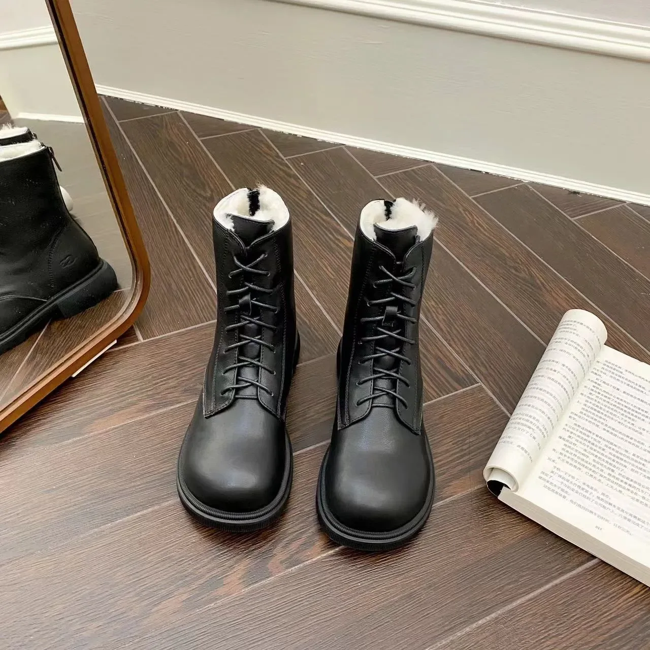 Botines à la cheville UGG Tasman noir et blanc à lacets doublées en shearling 12