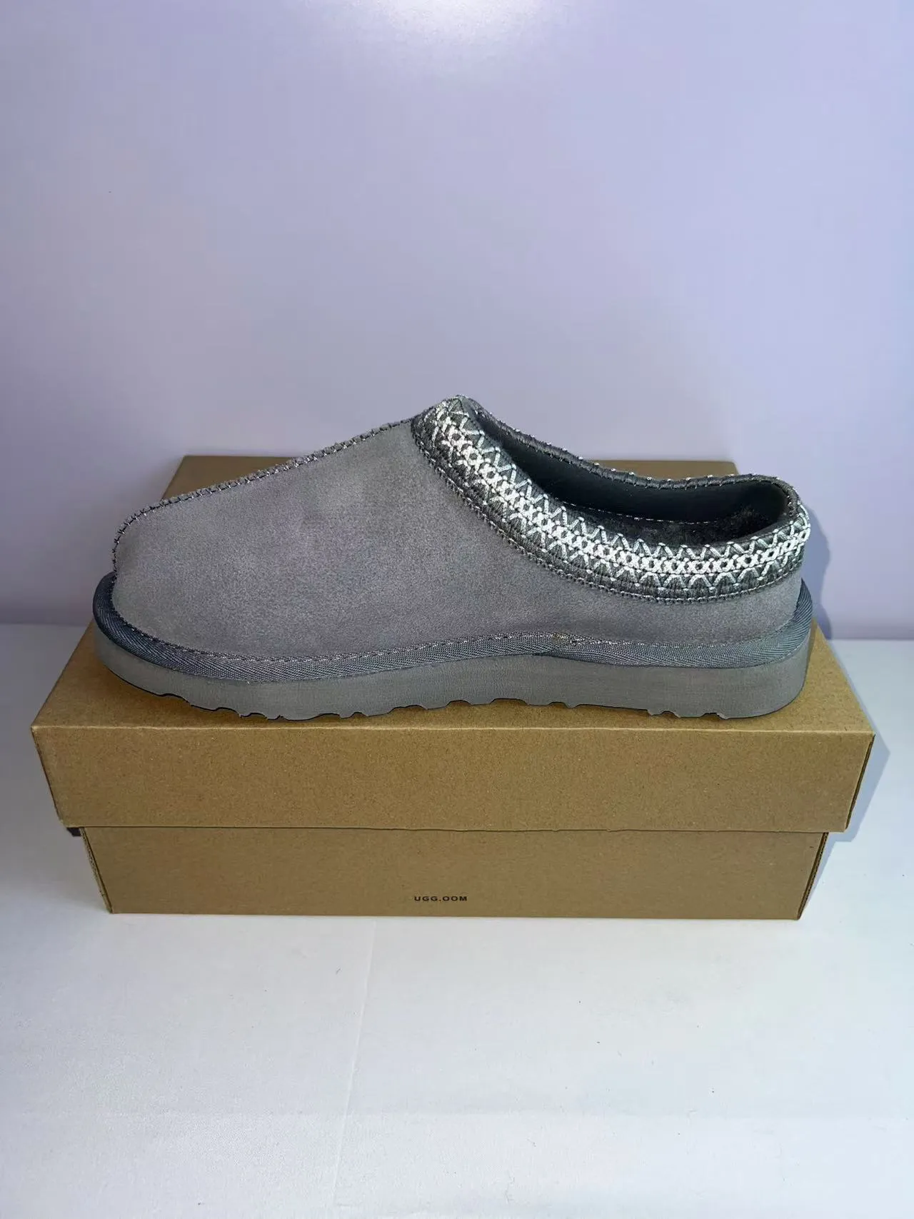 UGG Tasman ধূসর রূপালী সুয়েড উপর বুনন ট্রিম কলার স্লিপার্স 2