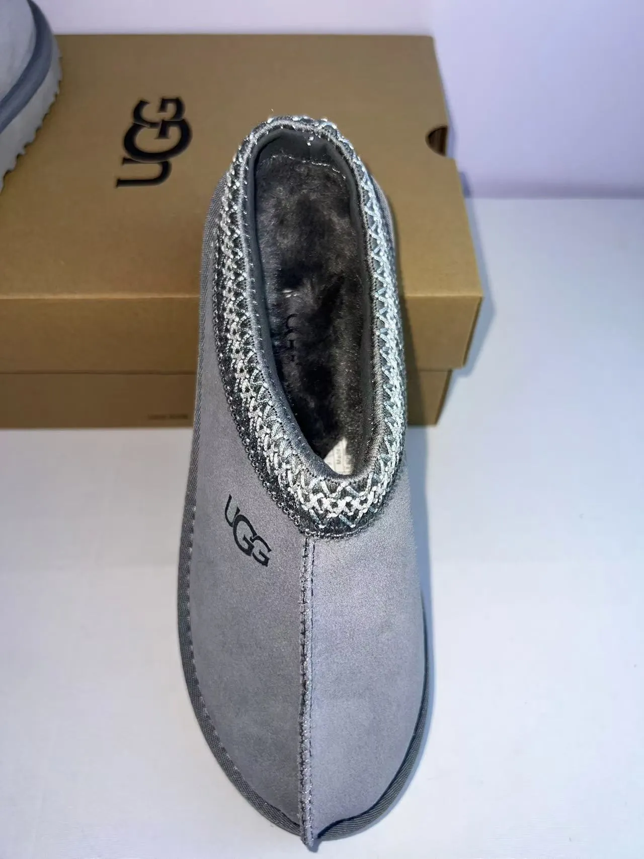 UGG Tasman ধূসর রূপালী সুয়েড উপর বুনন ট্রিম কলার স্লিপার্স 4