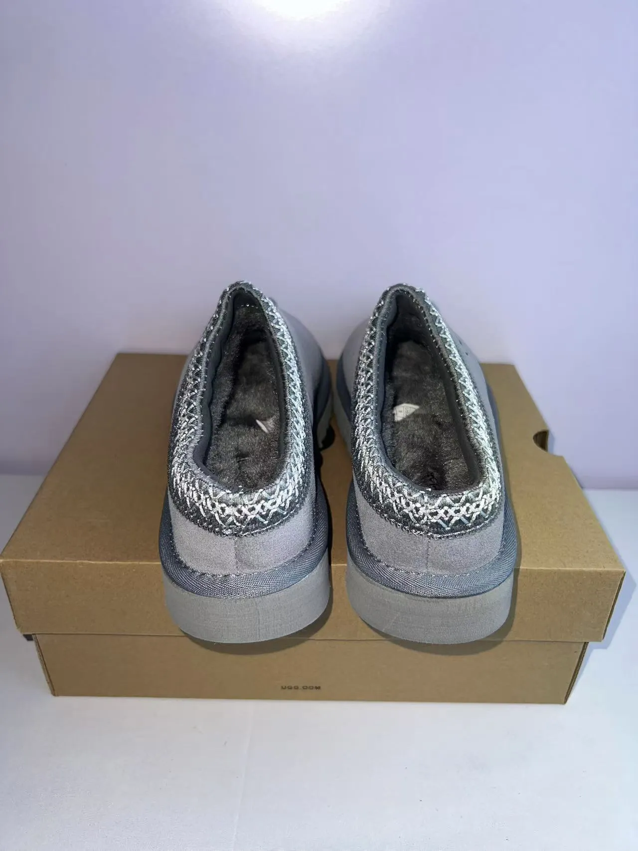 UGG Tasman ধূসর রূপালী সুয়েড উপর বুনন ট্রিম কলার স্লিপার্স 5