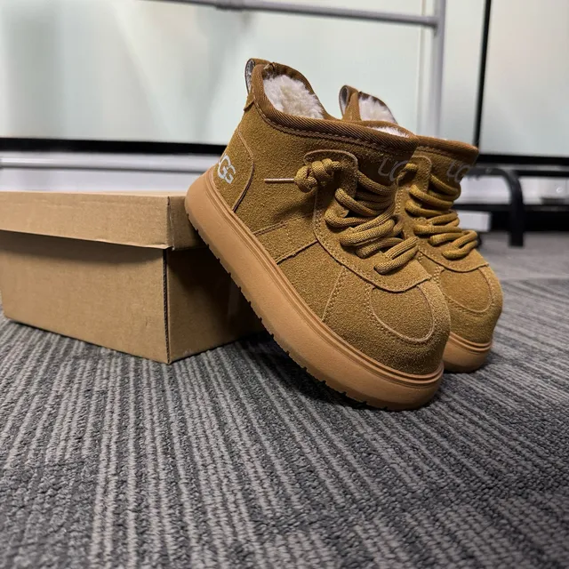 UGG Tasman-Style Botas de nieve de ante color tan forradas con piel de cordero 8