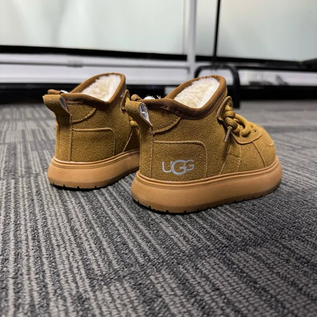 UGG Tasman-Style Botas de nieve de ante color tan forradas con piel de cordero 11