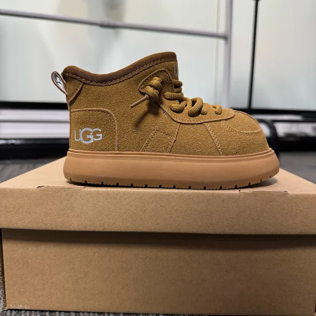 UGG Tasman-Style Botas de nieve de ante color tan forradas con piel de cordero 15