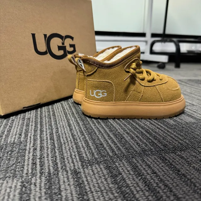 UGG Tasman-Style Botas de nieve de ante color tan forradas con piel de cordero 16