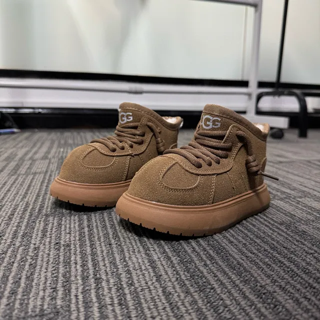 UGG Tasman-Style Botas de nieve de ante color tan forradas con piel de cordero 18