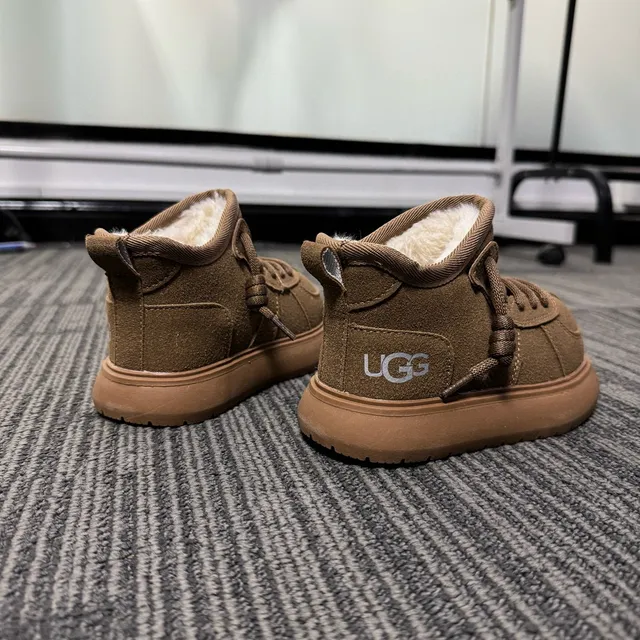 UGG Tasman-Style Botas de nieve de ante color tan forradas con piel de cordero 21