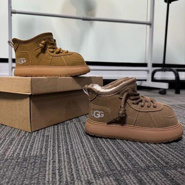 UGG Tasman-Style Botas de nieve de ante color tan forradas con piel de cordero 24