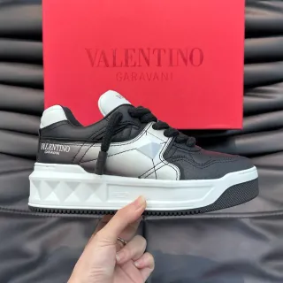 Valentino কালো সাদা জ্যামিতিক মিডসোল ফেসেটেড ক্রিস্টাল প্লেক চাঙ্কি স্নিকার