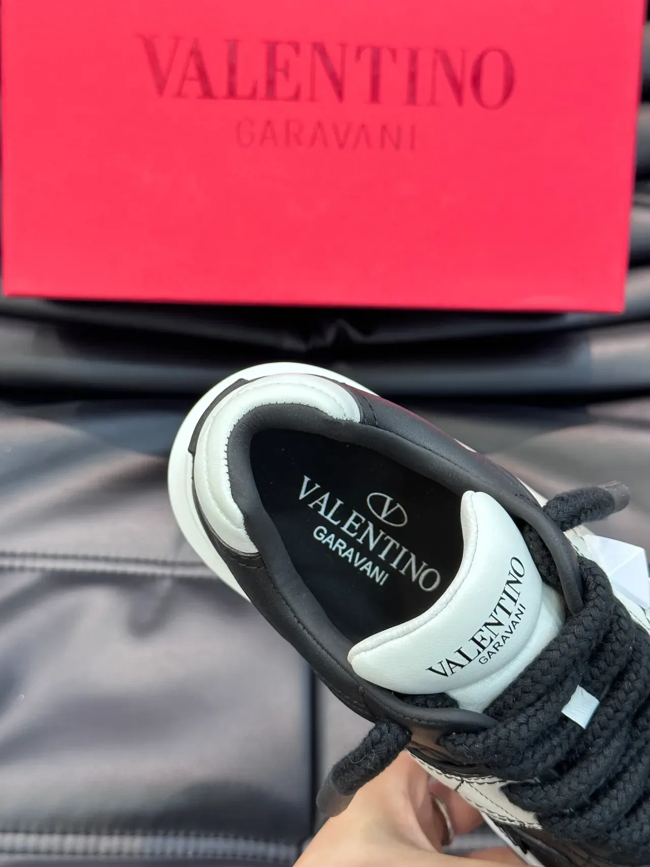Valentino سكينرز أسود أبيض وسيطة هندسية بلور مقطعة كثيفة 2