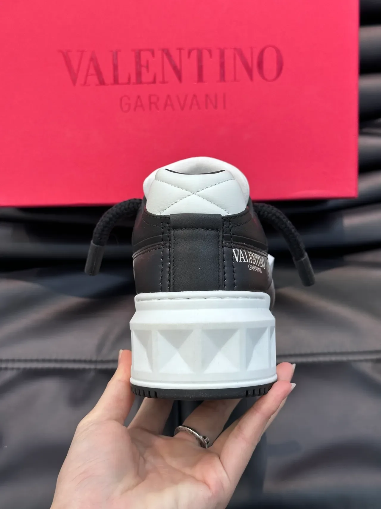 Valentino سكينرز أسود أبيض وسيطة هندسية بلور مقطعة كثيفة 3