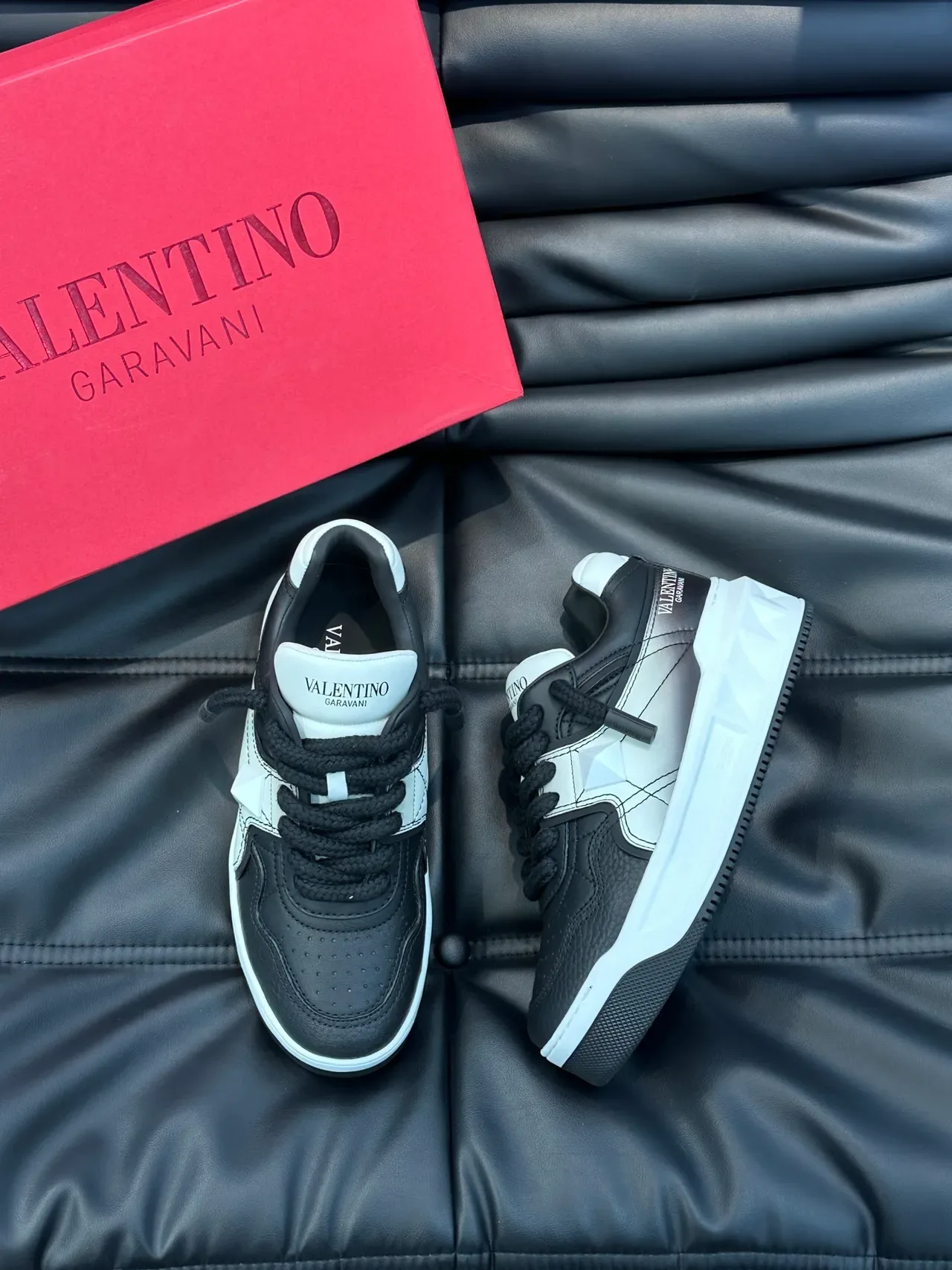 Valentino سكينرز أسود أبيض وسيطة هندسية بلور مقطعة كثيفة 4