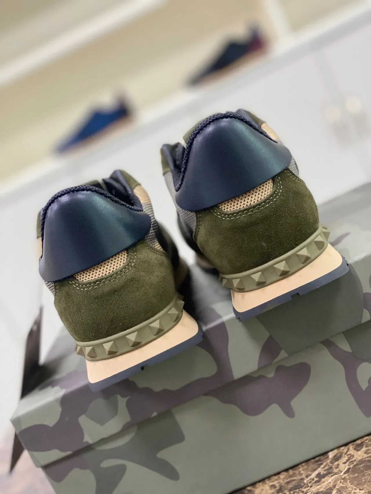 Valentino Garavani Camuflaje Pirámide Stud Lifestyle Sneakers 2