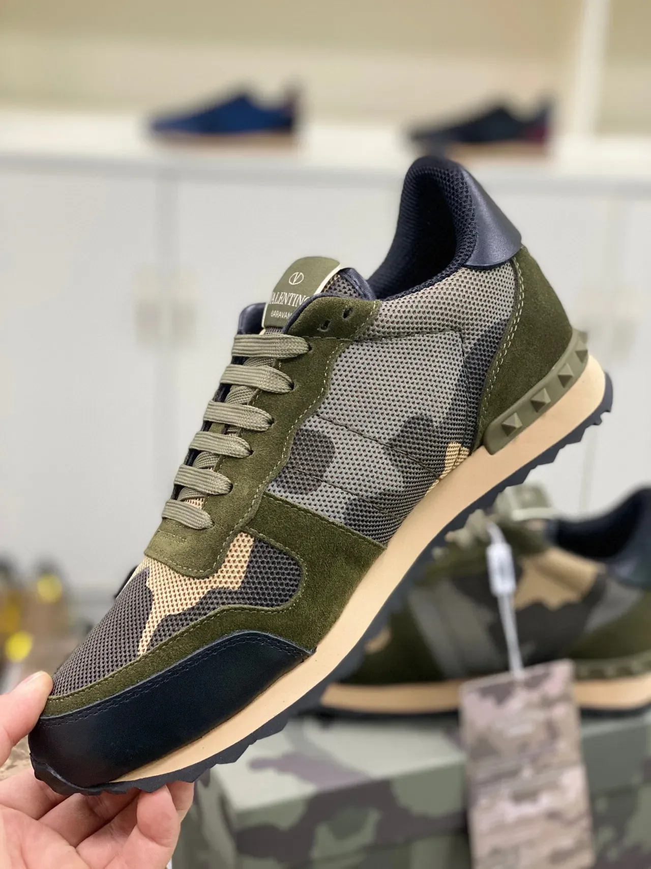 Valentino Garavani Camuflaje Pirámide Stud Lifestyle Sneakers 3