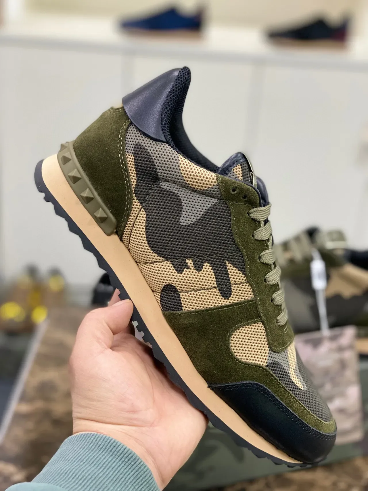 Valentino Garavani Camuflaje Pirámide Stud Lifestyle Sneakers 5