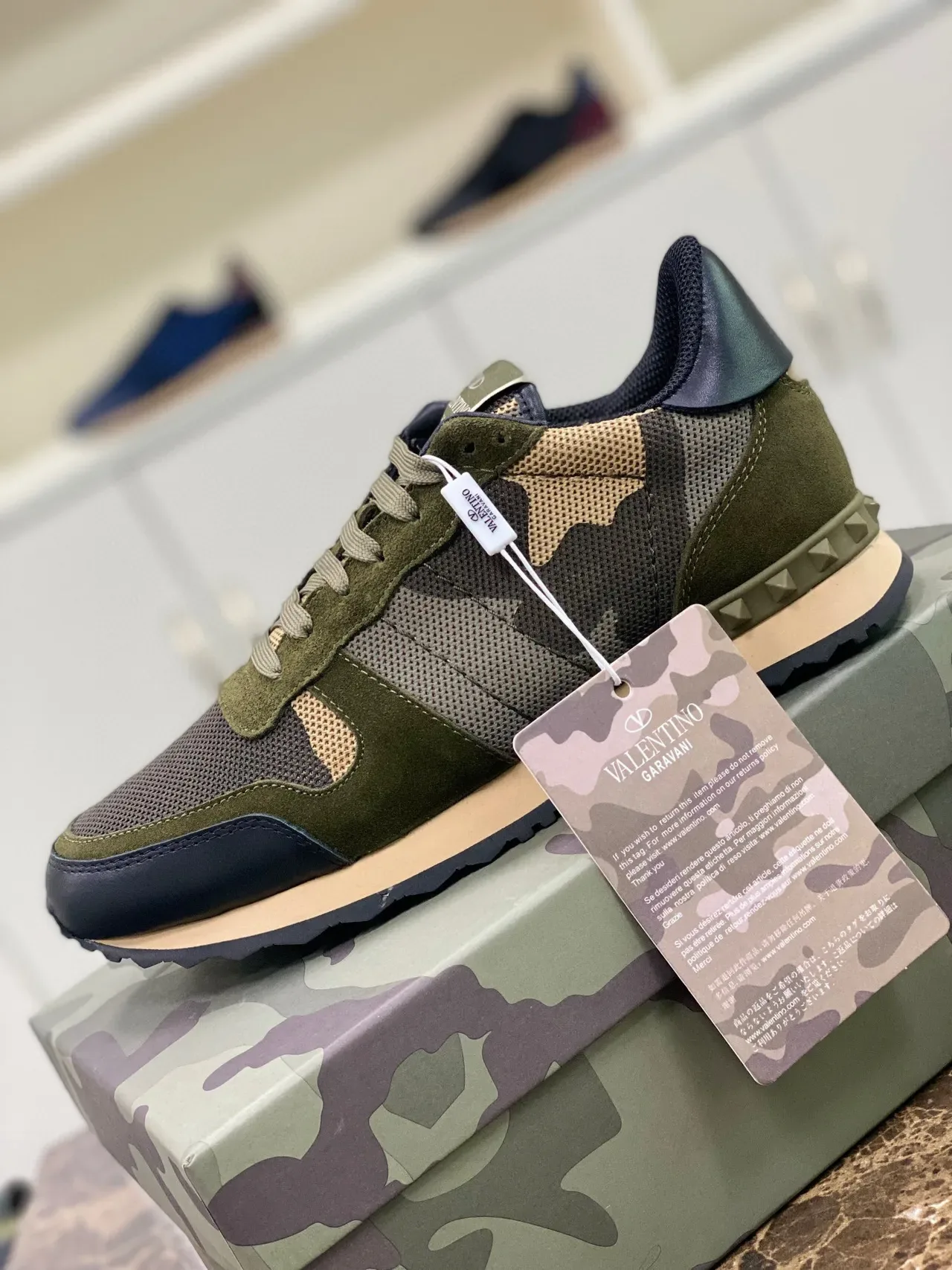 Valentino Garavani Camuflaje Pirámide Stud Lifestyle Sneakers 6
