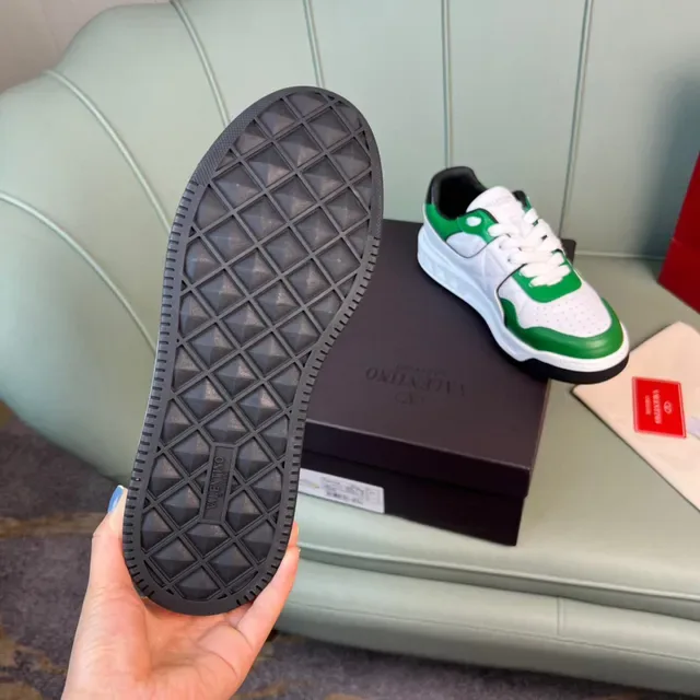 Valentino Garavani VLogo Sneaker verde branco preto estilo de vida tênis 2