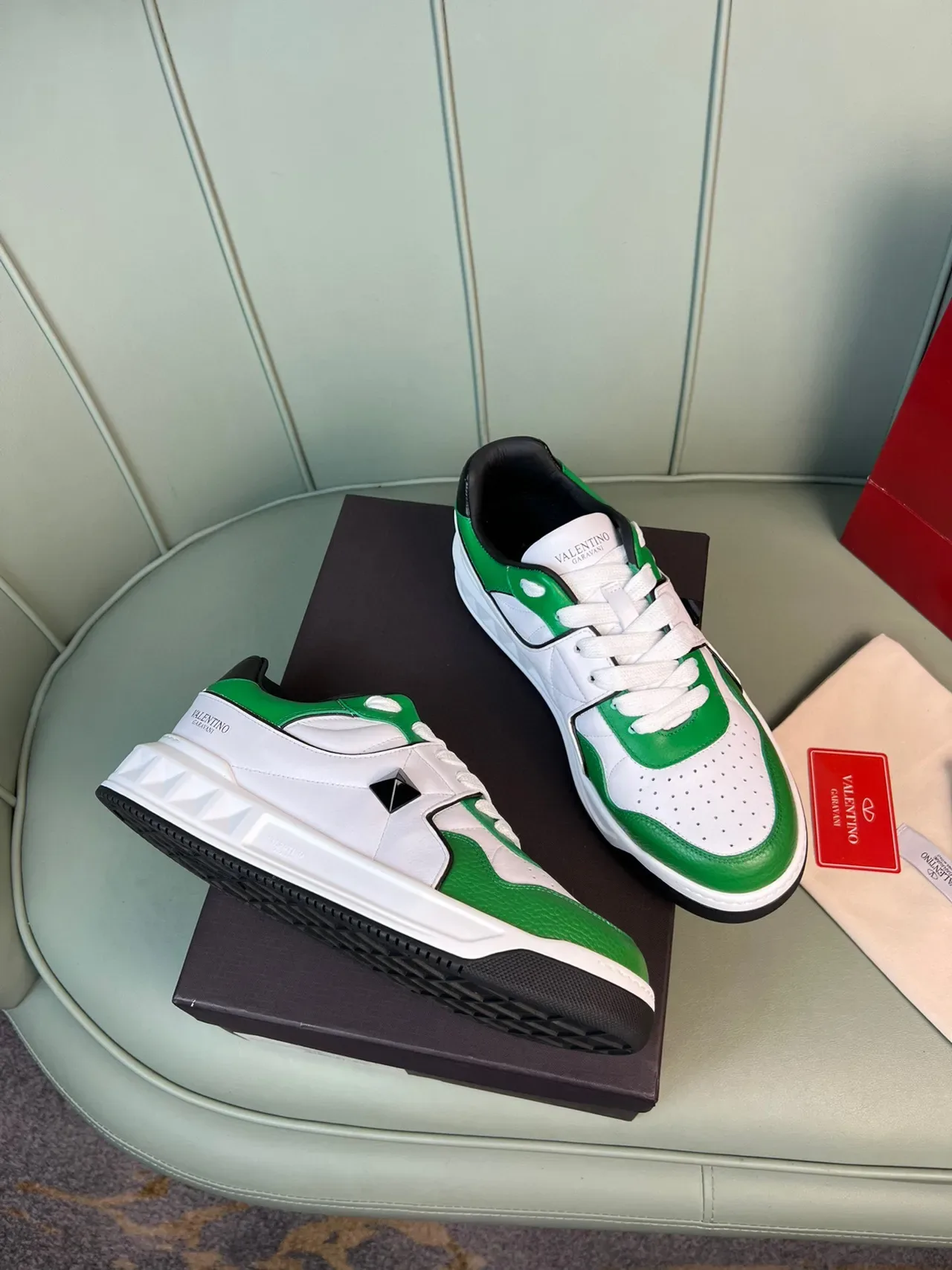 Valentino Garavani VLogo Sneaker verde branco preto estilo de vida tênis 5