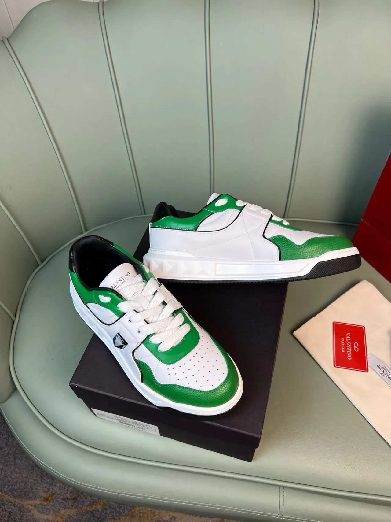 Valentino Garavani VLogo Sneaker verde branco preto estilo de vida tênis 7