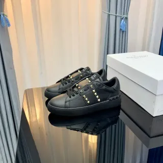 Valentino Rockstud Zapatillas Lifestyle de Cuero Negro con Studs de Oro