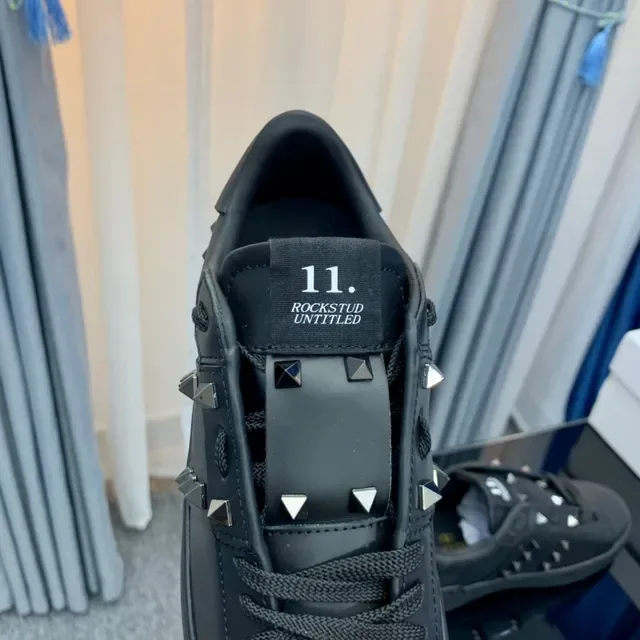 Valentino Rockstud Sneakers Lifestyle en Cuir Noir à Studs Pyramide 2