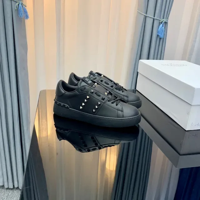 Valentino Rockstud Sneakers Lifestyle en Cuir Noir à Studs Pyramide 3