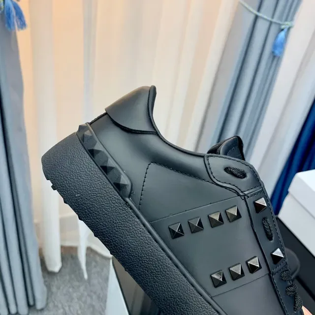 Valentino Rockstud Sneakers Lifestyle en Cuir Noir à Studs Pyramide 4