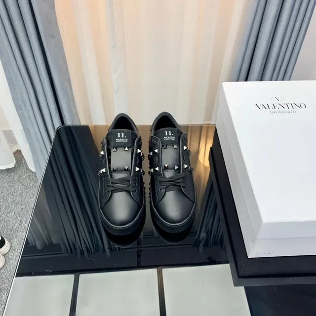 Valentino Rockstud Sneakers Lifestyle en Cuir Noir à Studs Pyramide 5