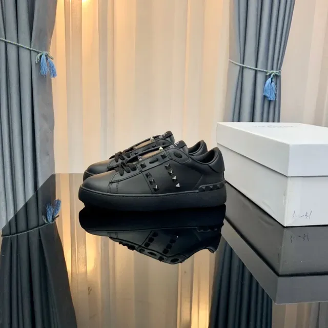 Valentino Rockstud Sneakers Lifestyle en Cuir Noir à Studs Pyramide 6