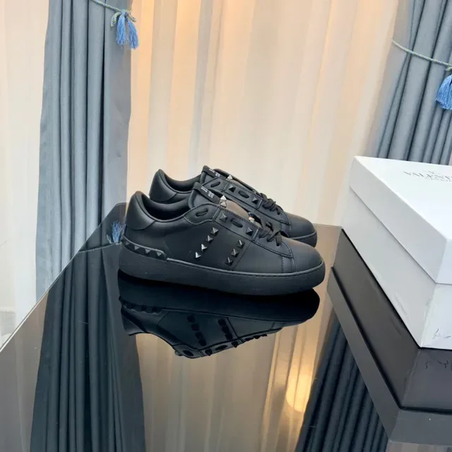 Valentino Rockstud Sneakers Lifestyle en Cuir Noir à Studs Pyramide 7