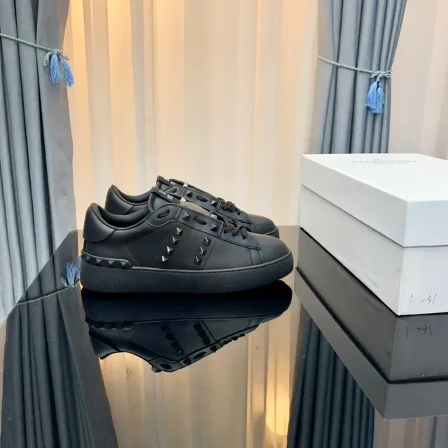 Valentino Rockstud Sneakers Lifestyle en Cuir Noir à Studs Pyramide 8