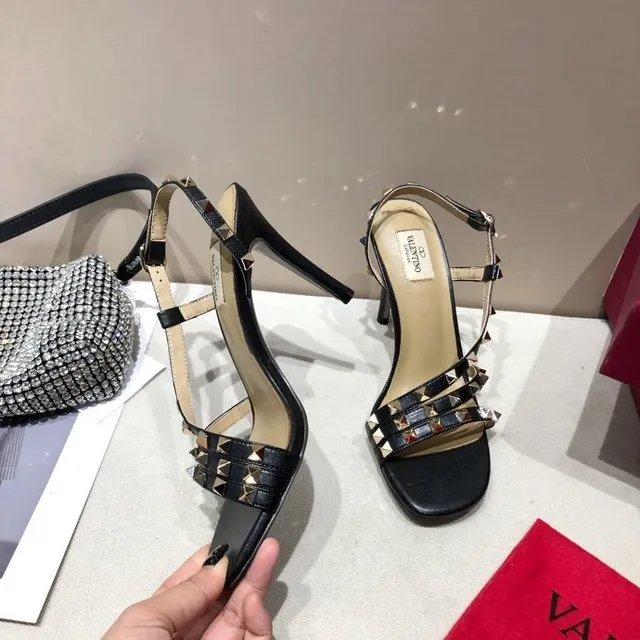 Valentino Rockstud Saltos de Agulha de Couro Preto com Pirâmide Stud 2