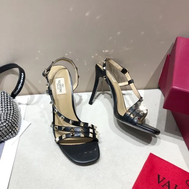 Valentino Rockstud Saltos de Agulha de Couro Preto com Pirâmide Stud 3