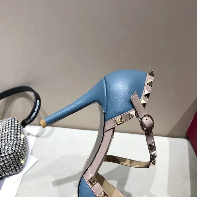 Valentino Rockstud हल्का नीला और गुलाबी स्टडेड स्टिलेटो 3