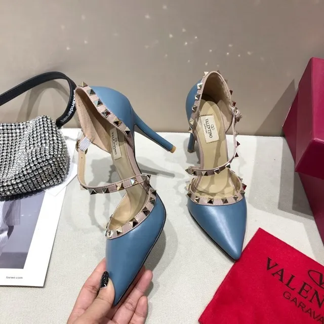 Valentino Rockstud हल्का नीला और गुलाबी स्टडेड स्टिलेटो 4