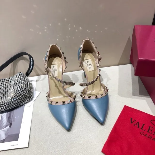 Valentino Rockstud हल्का नीला और गुलाबी स्टडेड स्टिलेटो 5
