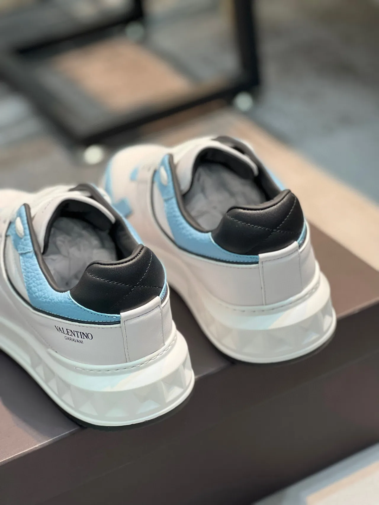 Valentino Rockstud Sneakers Chunky Bleu Clair et Blanc 3