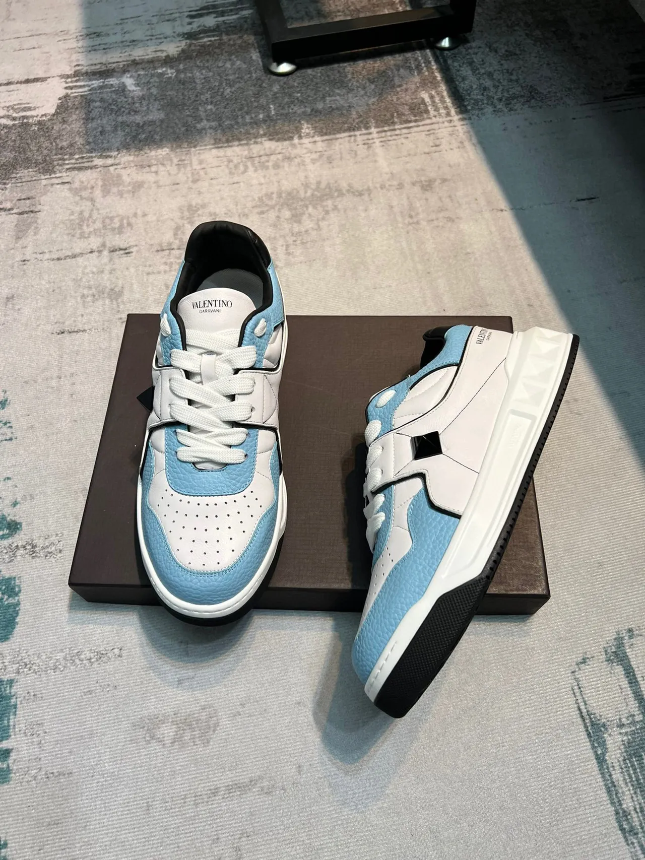 Valentino Rockstud Sneakers Chunky Bleu Clair et Blanc 5