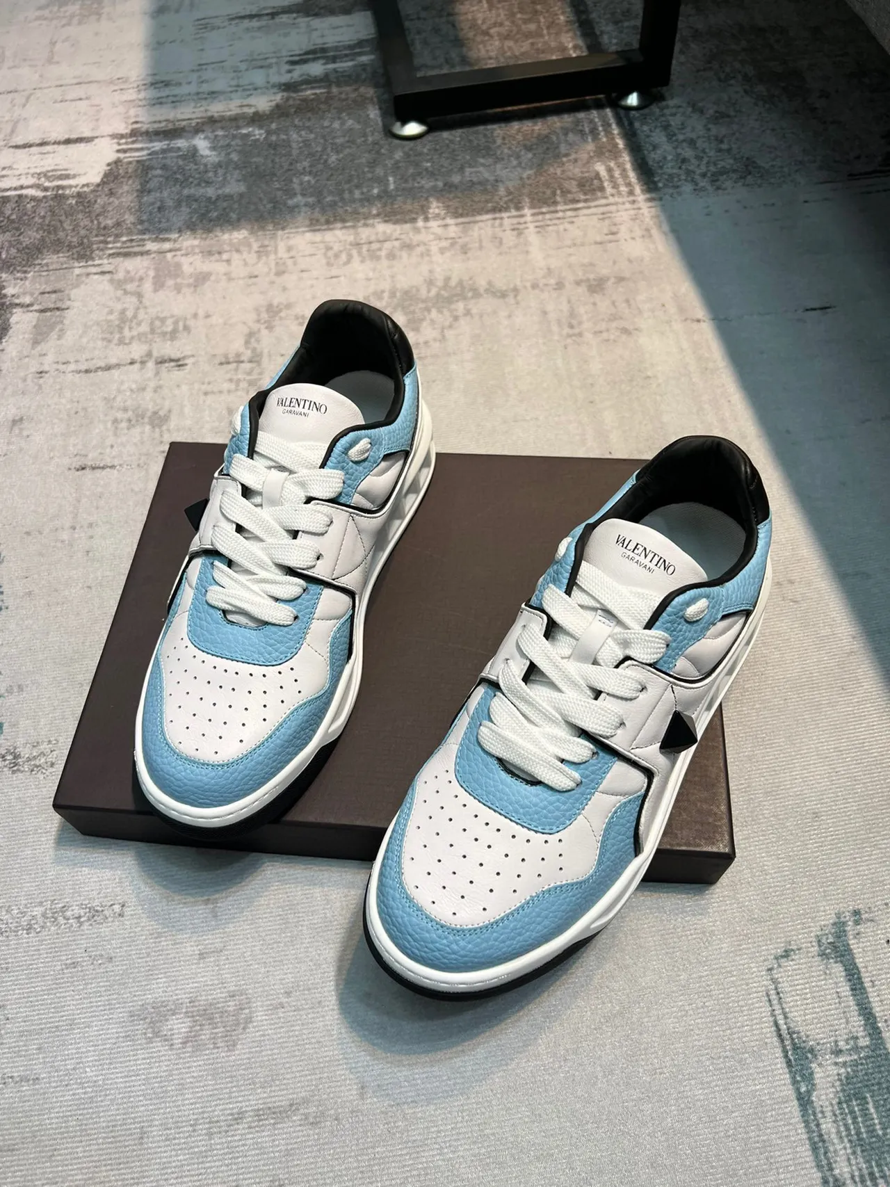 Valentino Rockstud Sneakers Chunky Bleu Clair et Blanc 6