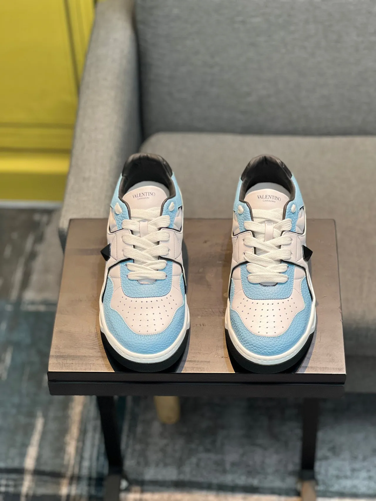 Valentino Rockstud Sneakers Chunky Bleu Clair et Blanc 7